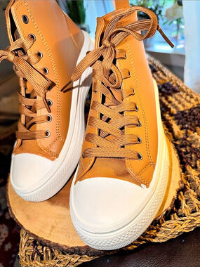 Mata Shoes Camel Faux Leather High-Top Platform Sneakers Women’s 8 New